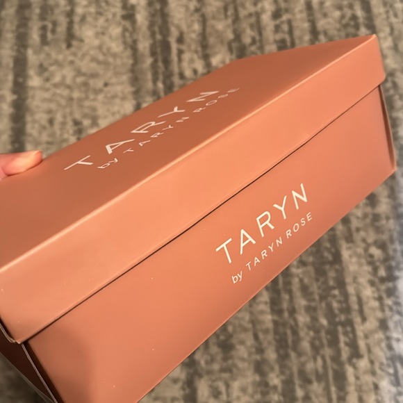 Taryn Rose Women's Faux Leather Flats Shoes NIB Black FITS LIKE A 6-7 size - Picture 11 of 11